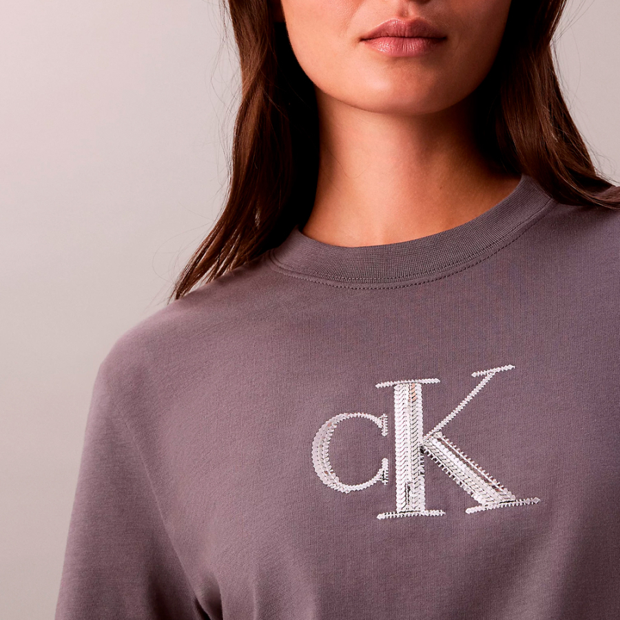 camisa-clasica-con-monograma-de-lentejuelas