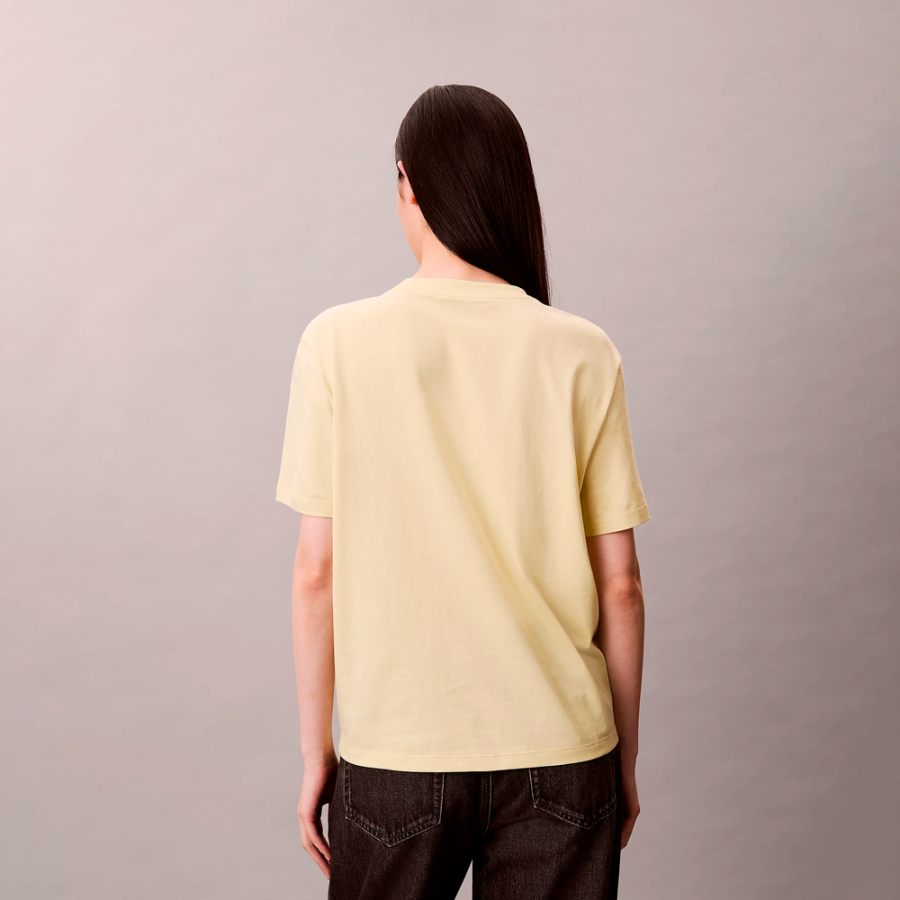 klassisches-t-shirt-mit-grafik-und-buchstabenlogo