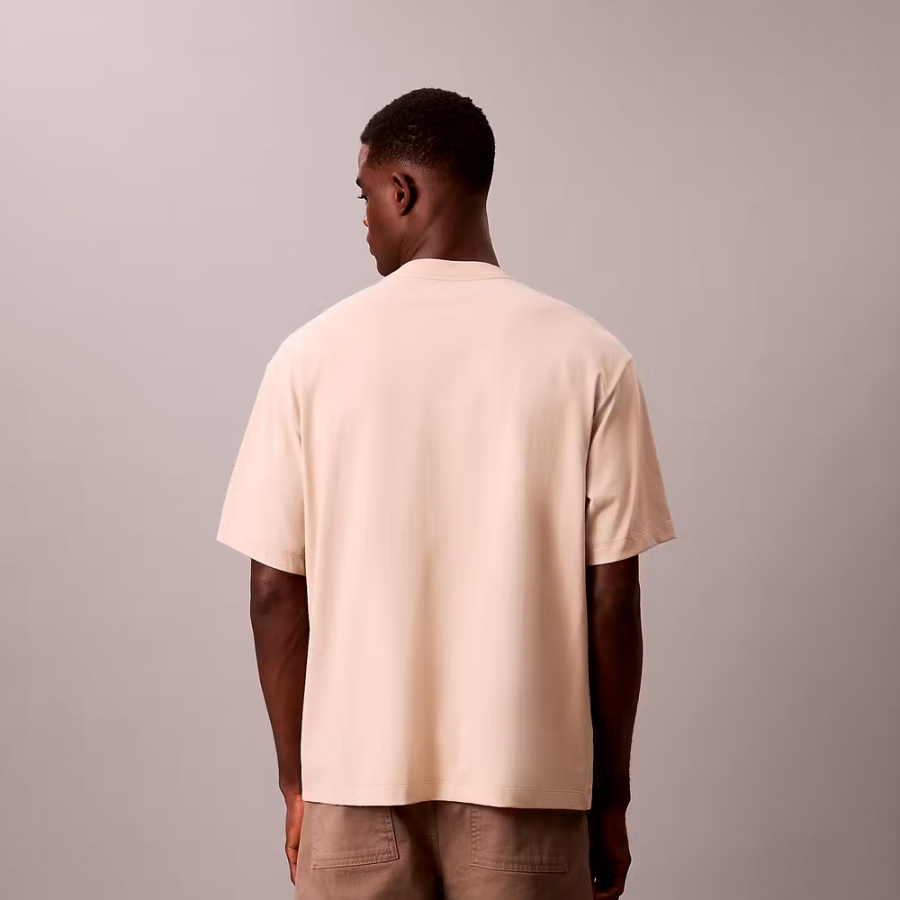 locker-sitzendes-t-shirt-mit-grafiklogo