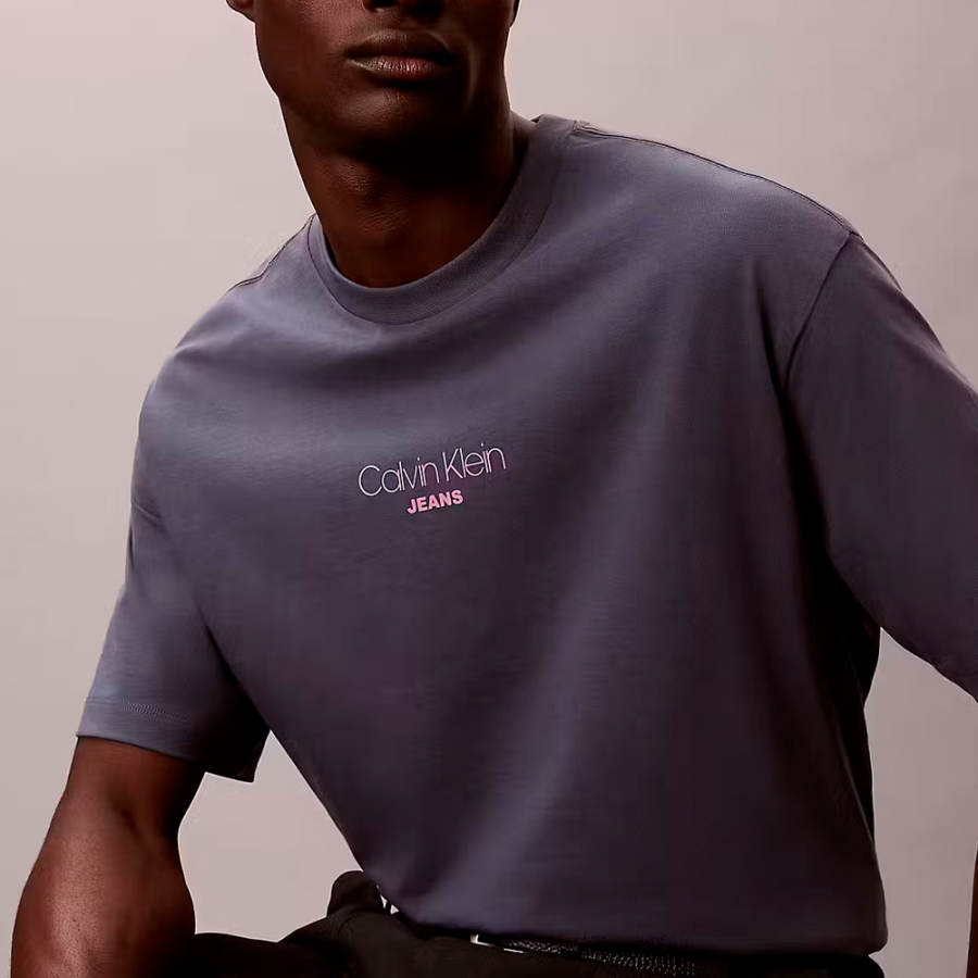 camiseta-holgada-con-logo-grafico