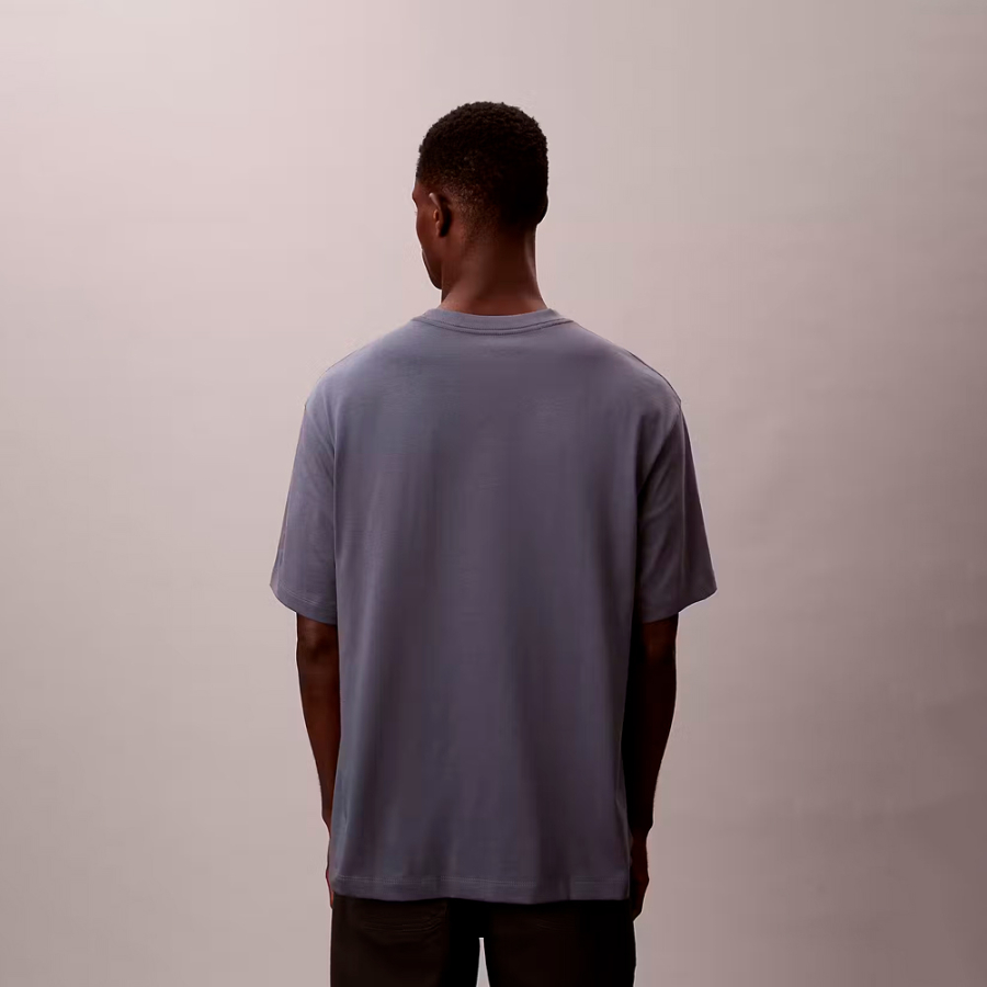 camiseta-folgada-com-logotipo-grafico