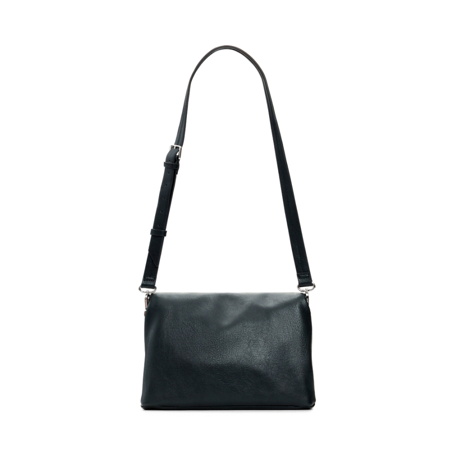 mittelgrosse-tasche-mit-logo-anhanger