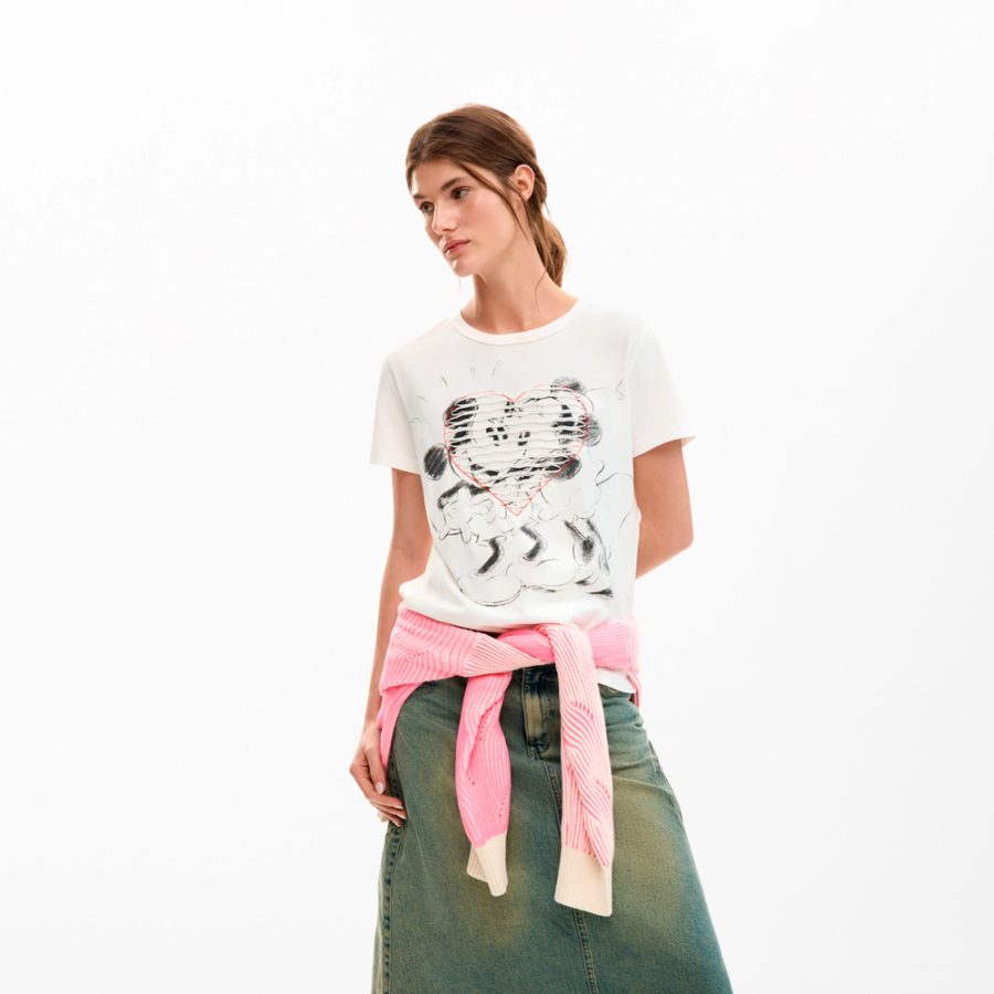 camiseta-mickey-e-minnie-com-coracao