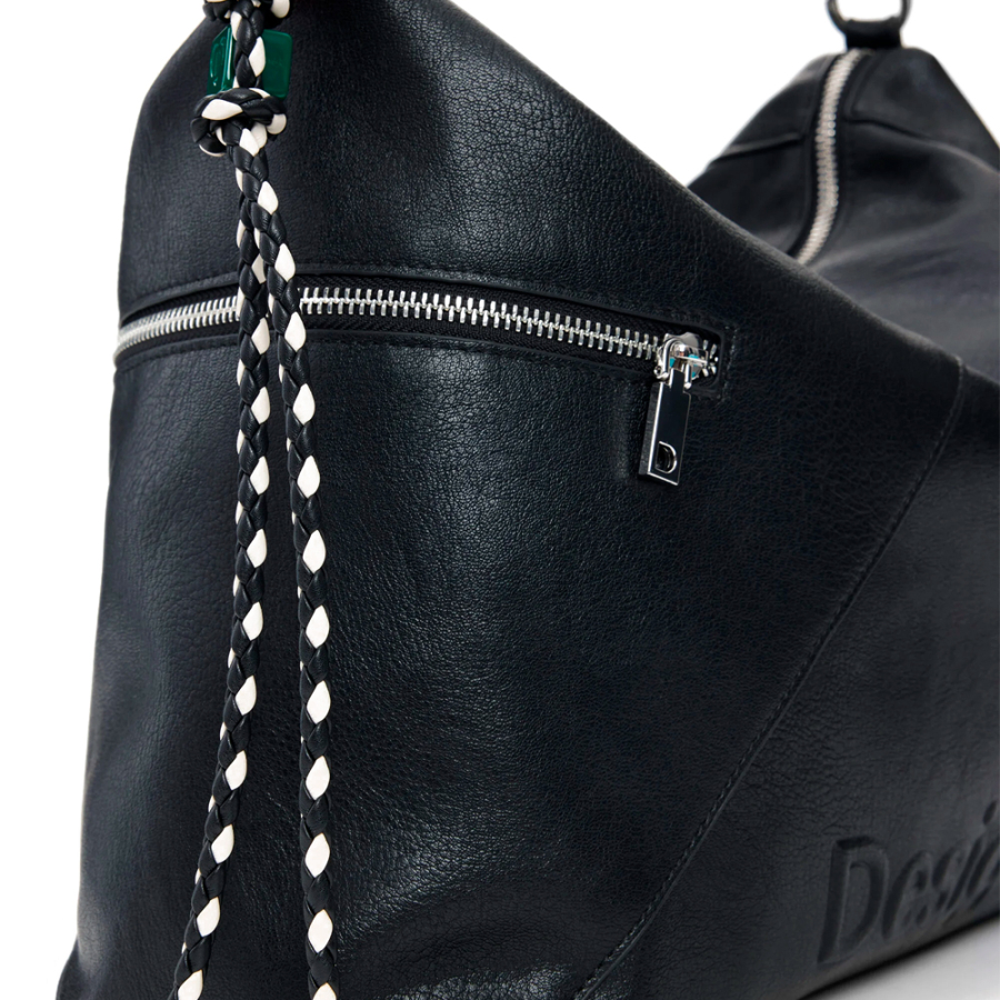 grosse-tasche-mit-logo-anhanger