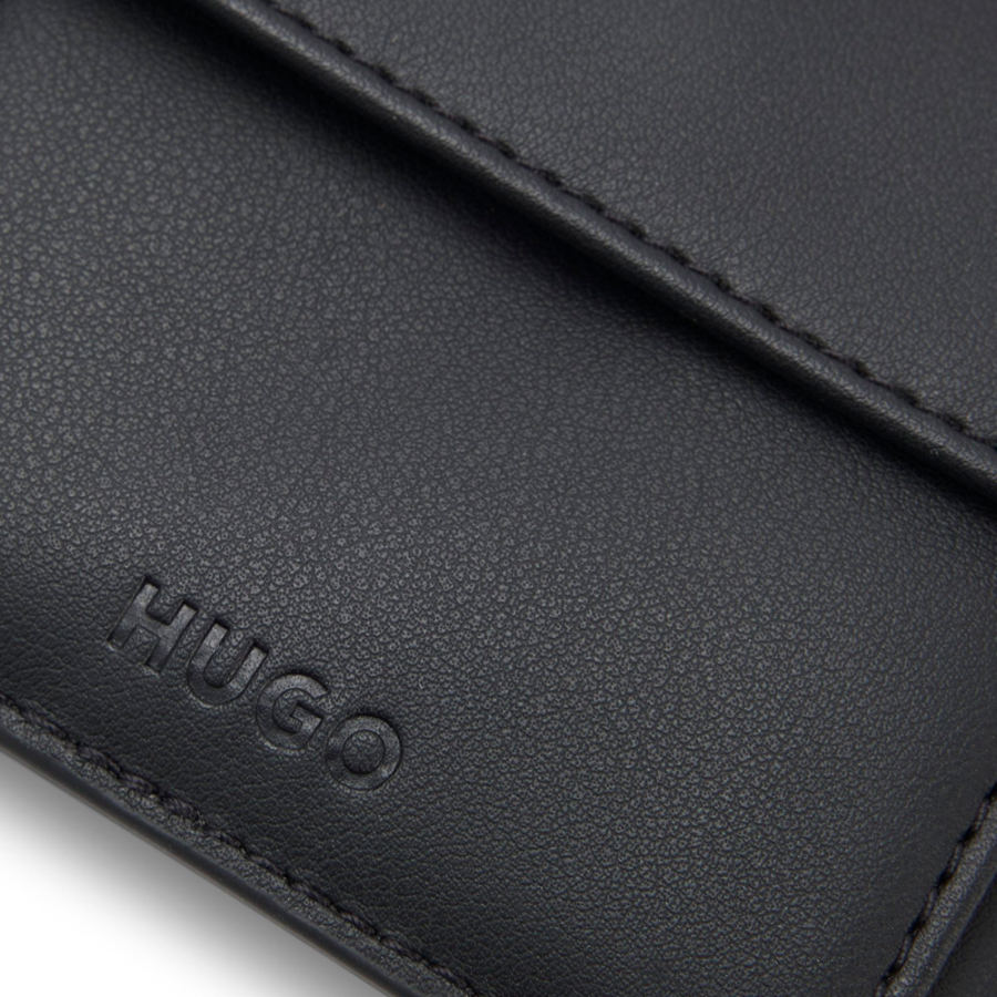 carteira-com-estampa-de-monograma-e-logotipo-metalico-sobreposto