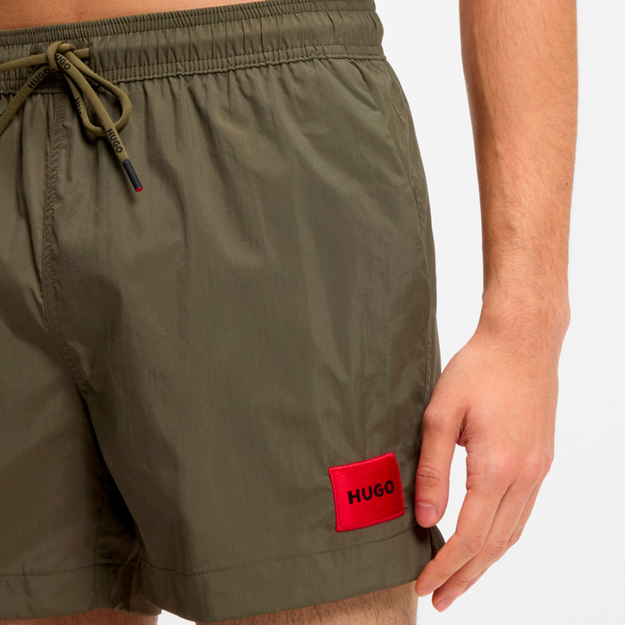 costume-da-bagno-ad-asciugatura-rapida-con-etichetta-con-logo