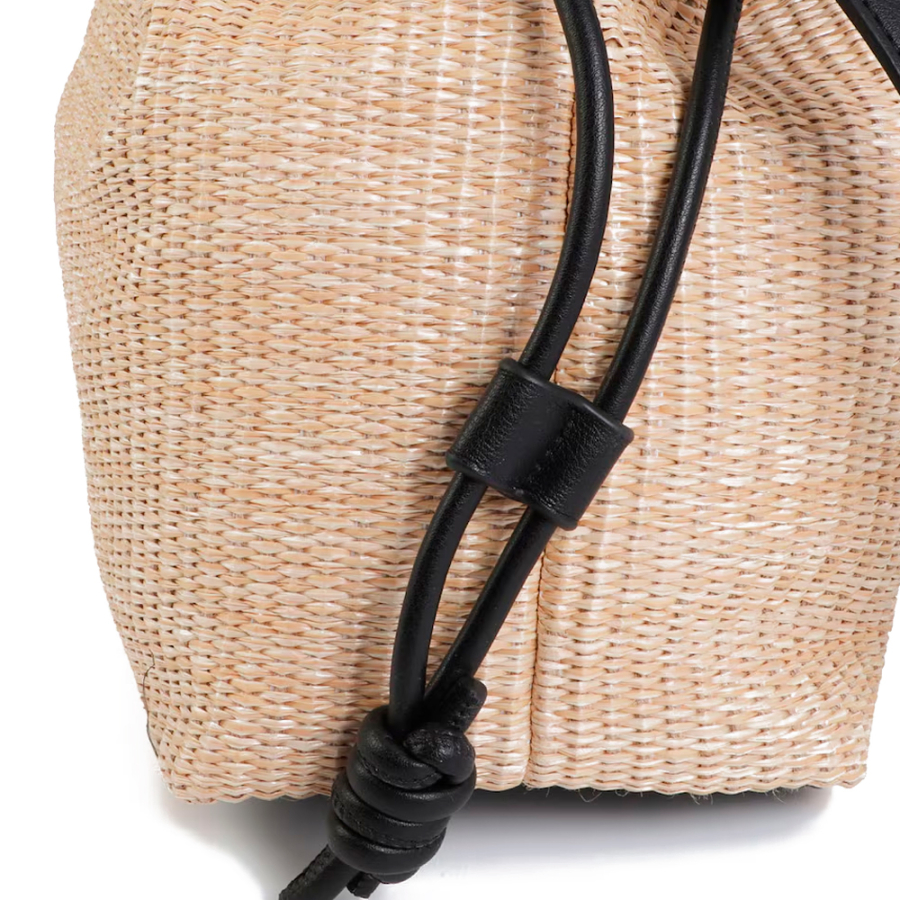 tasche-in-kontrastierender-raffia-optik