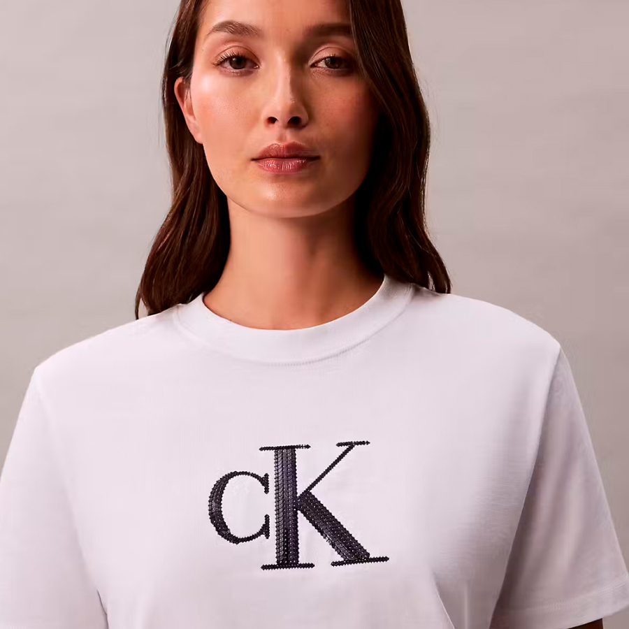 camisa-clasica-con-monograma-de-lentejuelas