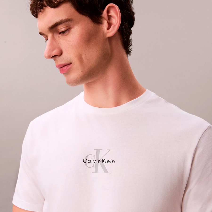 t-shirt-con-monogramma-e-logo