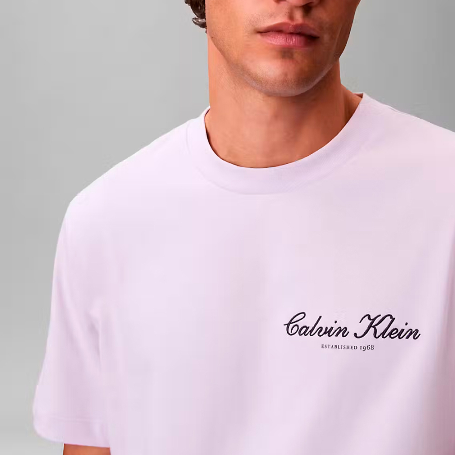 t-shirt-mit-gesticktem-logo