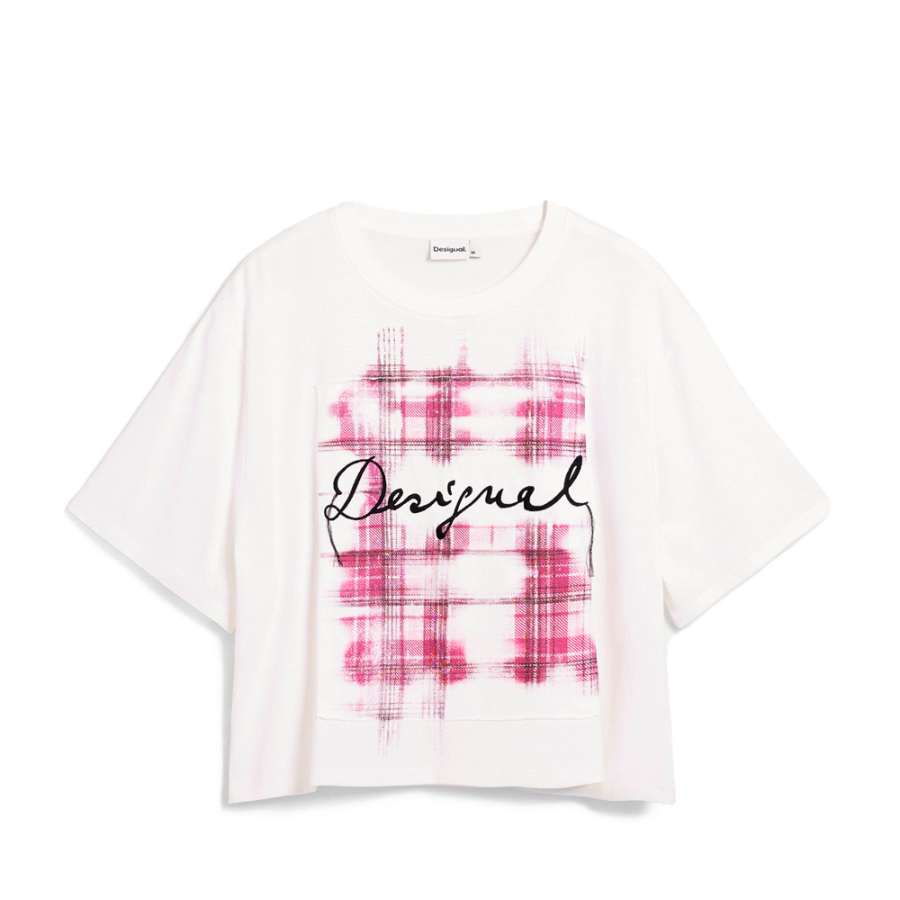 camiseta-com-logotipo-xadrez