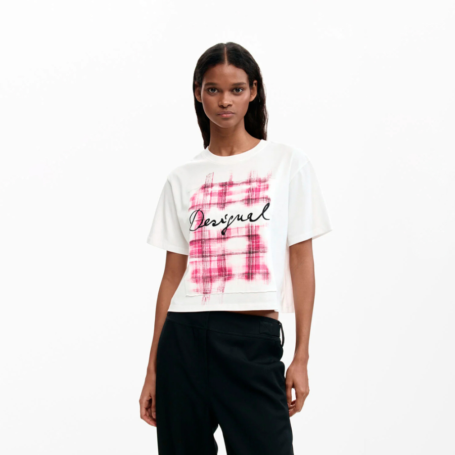 camiseta-com-logotipo-xadrez