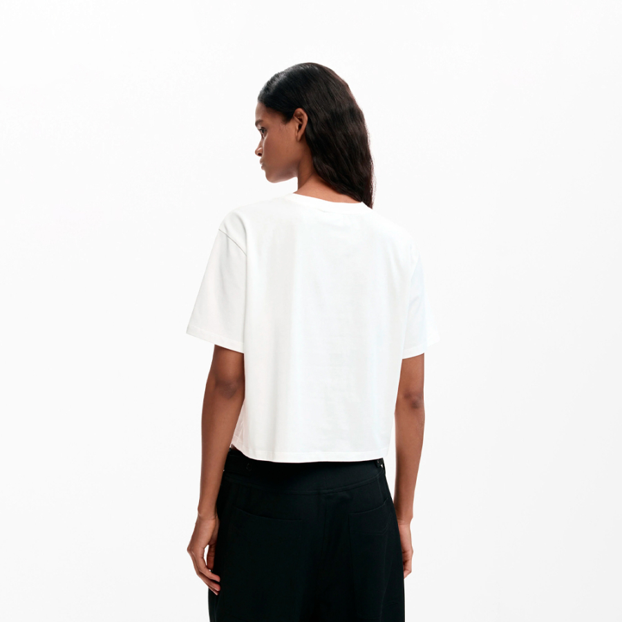 t-shirt-mit-kariertem-logo