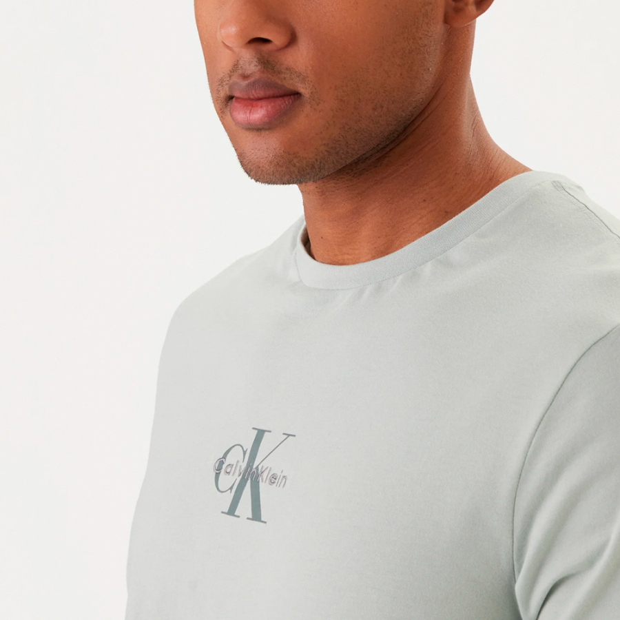 t-shirt-avec-monogramme-et-logo