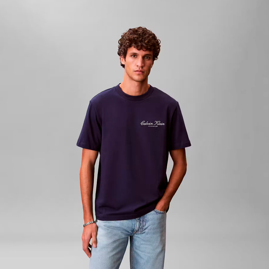 t-shirt-mit-gesticktem-logo