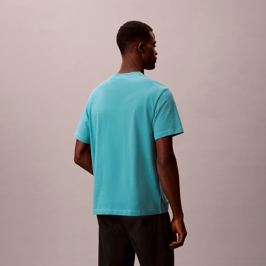 t-shirt-mit-monogramm-und-logo