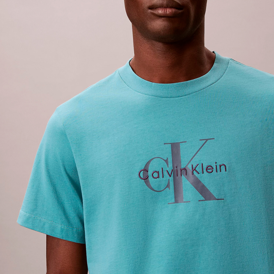 t-shirt-avec-monogramme-et-logo