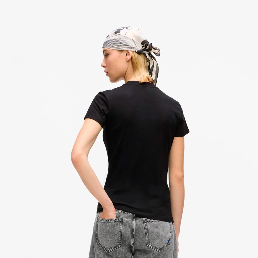 camiseta-ajustada-com-logotipo-k