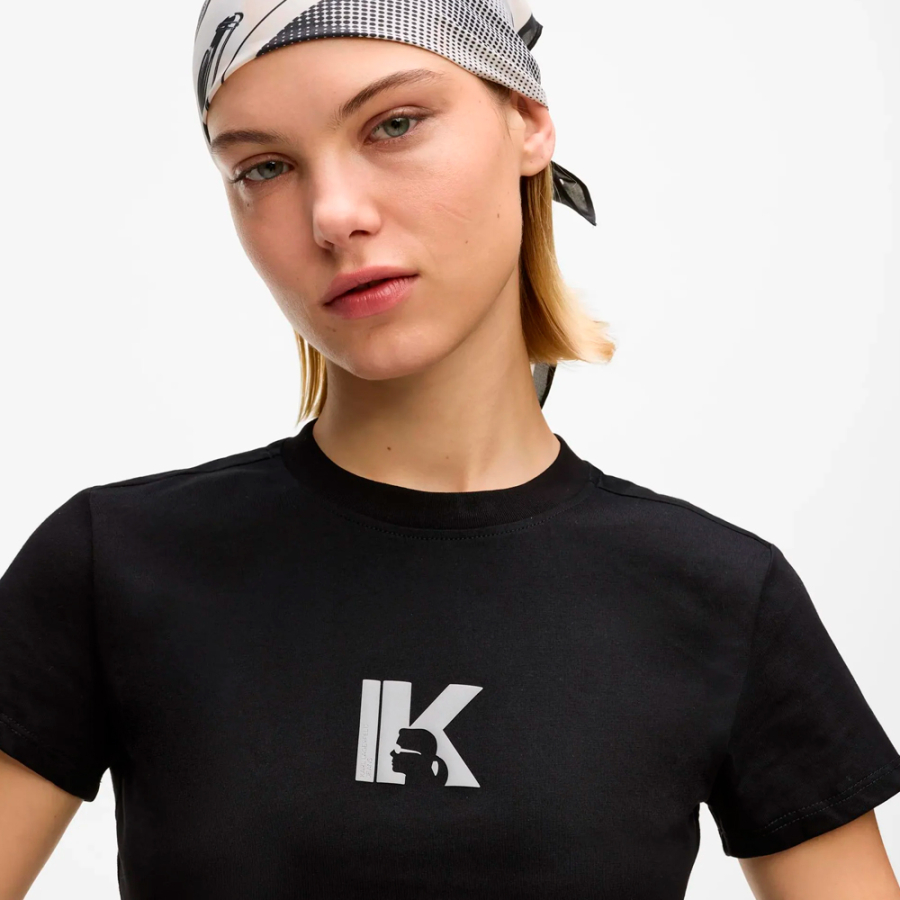 camiseta-ajustada-con-logotipo-k