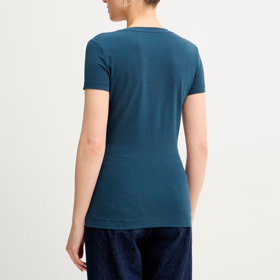 t-shirt-mit-kristallapplikationen-auf-dem-logo