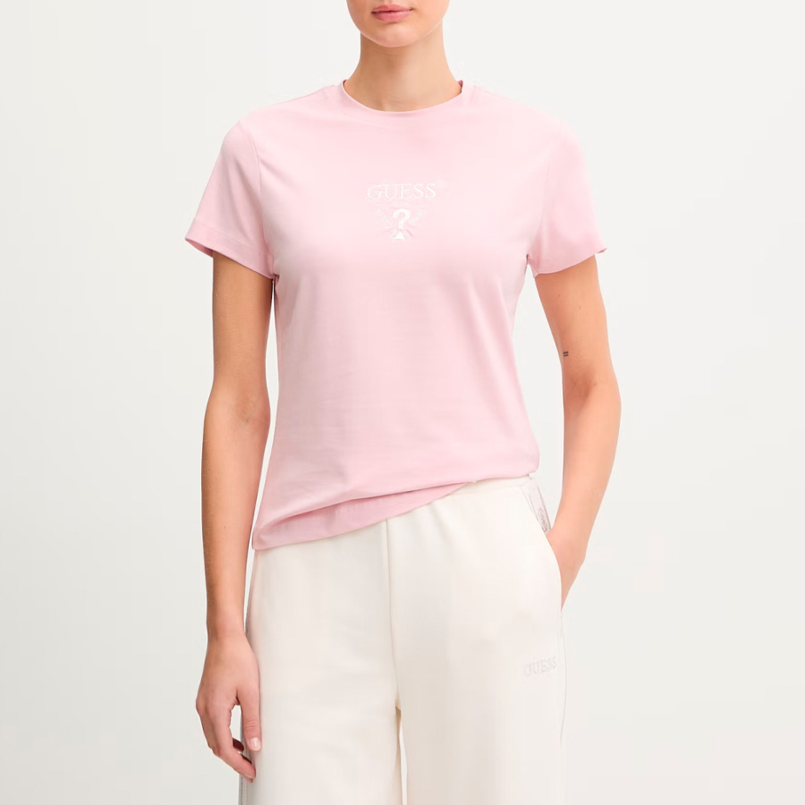 t-shirt-mit-dreieckigem-logo