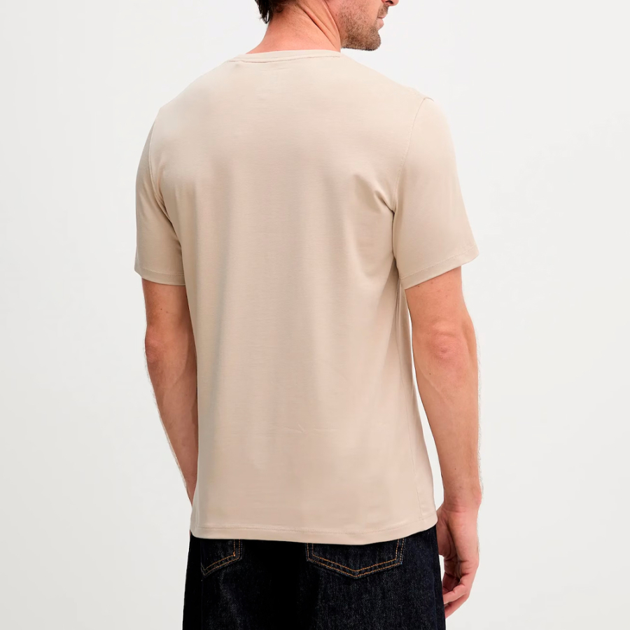 camiseta-con-logotipo-bordado