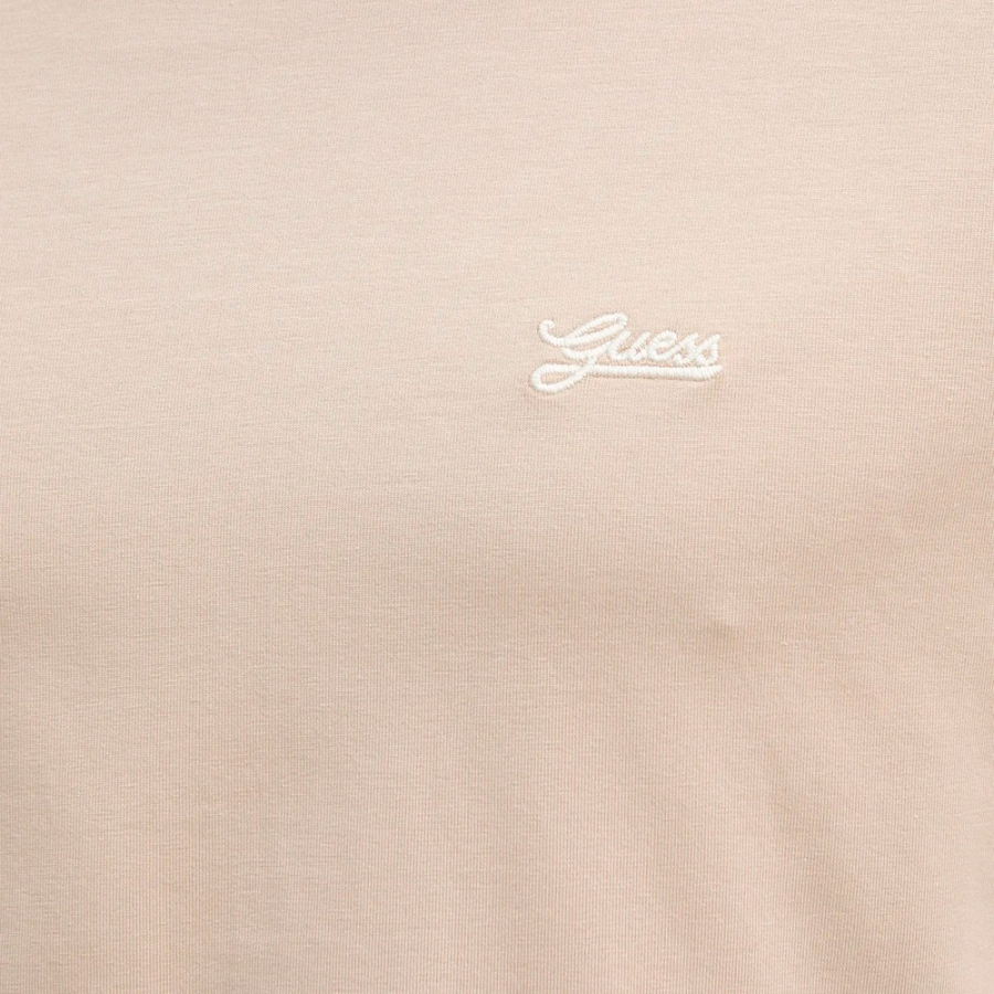 camiseta-con-logotipo-bordado