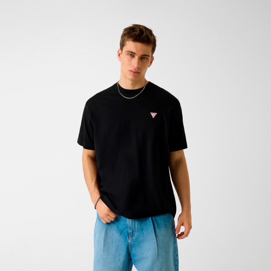 t-shirt-mit-ubergrossem-mini-patch