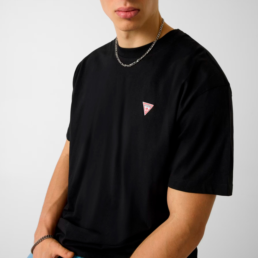 t-shirt-mit-ubergrossem-mini-patch