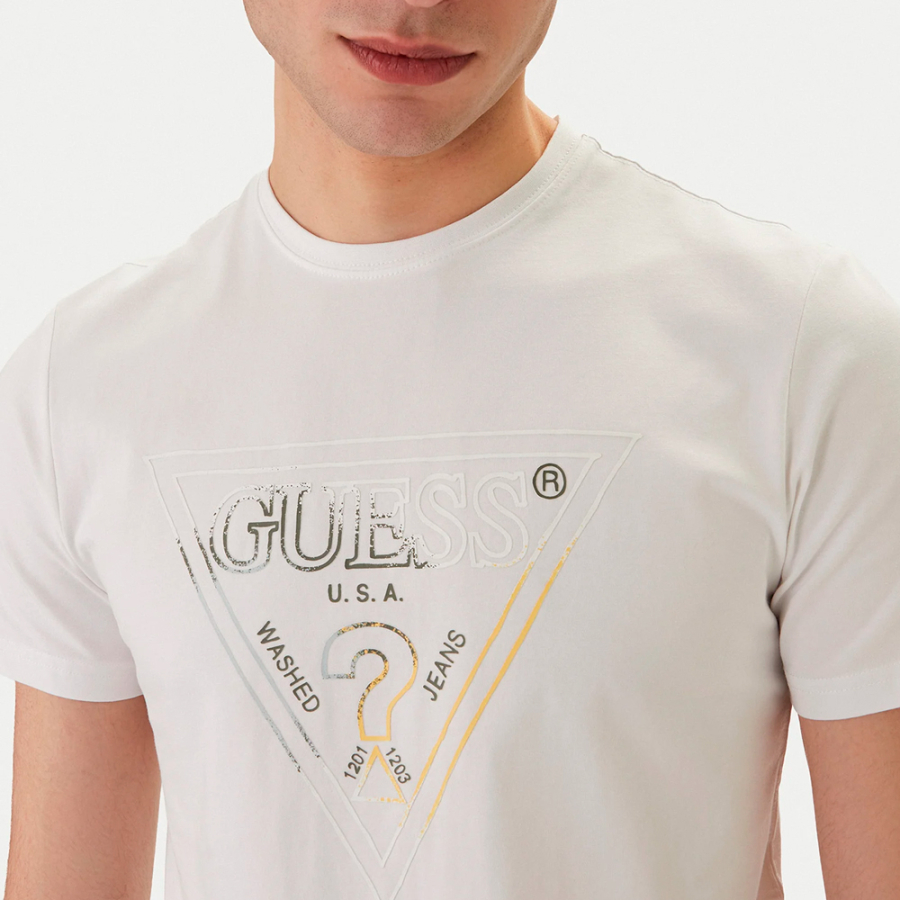 t-shirt-avec-logo-triangulaire