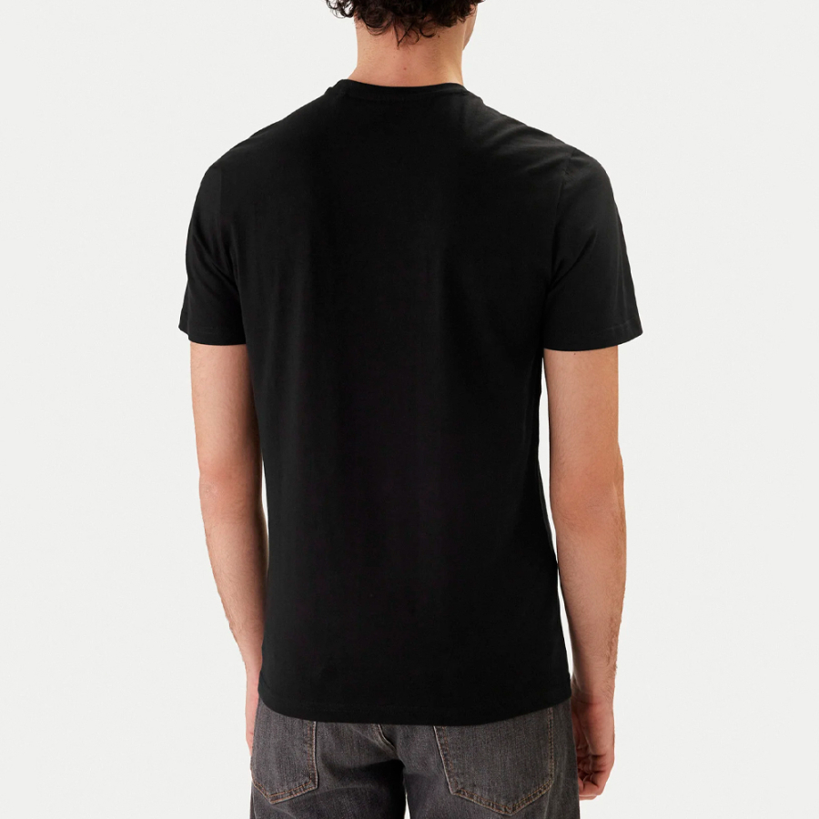 camiseta-con-logo-triangular