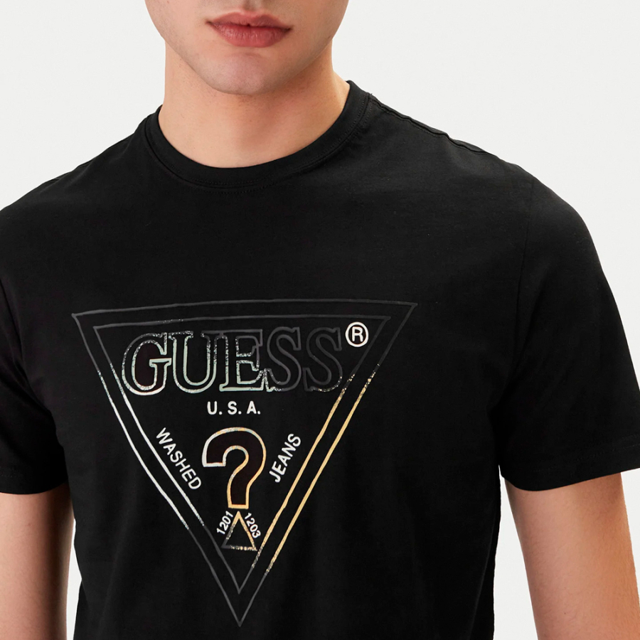 camiseta-com-logotipo-triangular