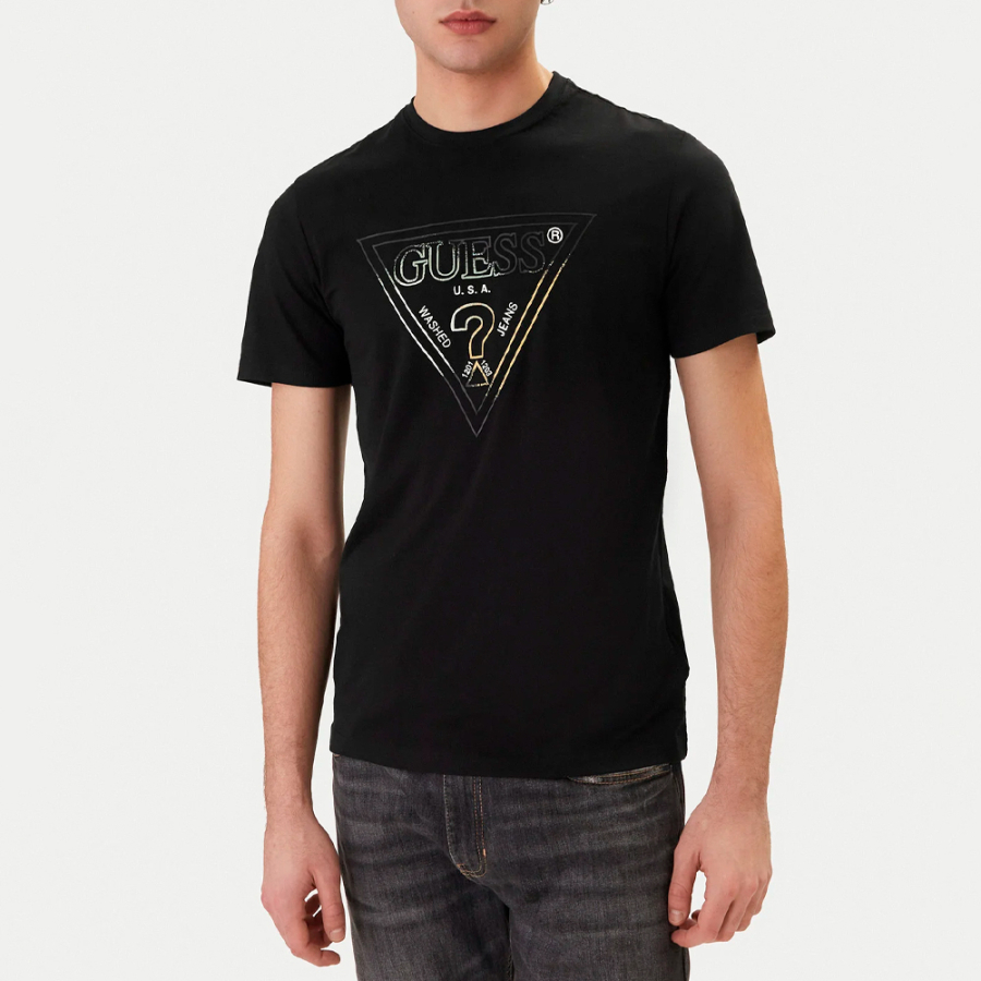 camiseta-con-logo-triangular