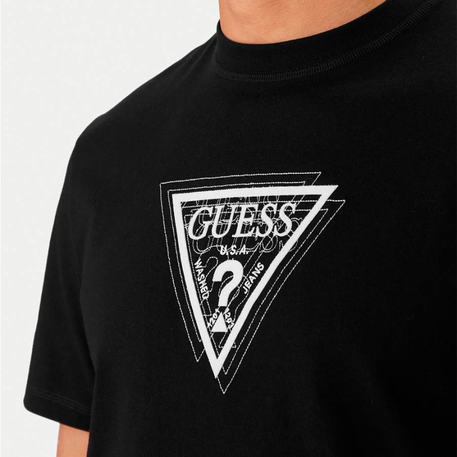 camiseta-con-logo-de-triangulo