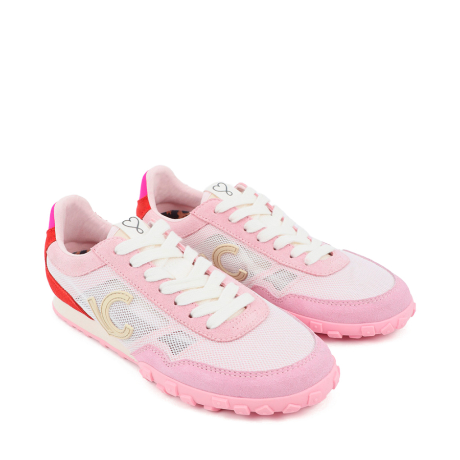 chaussures-de-sport-en-maille-et-en-differents-tissus