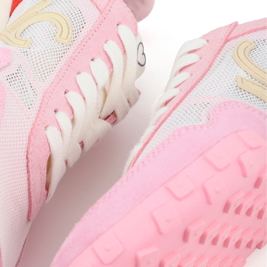 chaussures-de-sport-en-maille-et-en-differents-tissus