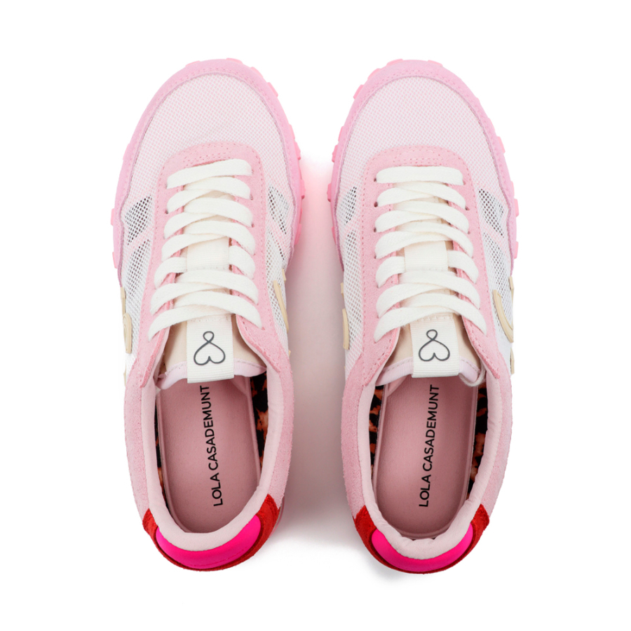 sportschuhe-aus-mesh-und-verschiedenen-stoffen