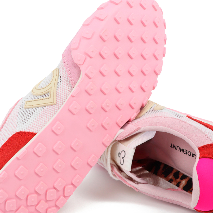 sports-shoes-in-mesh-and-different-fabrics