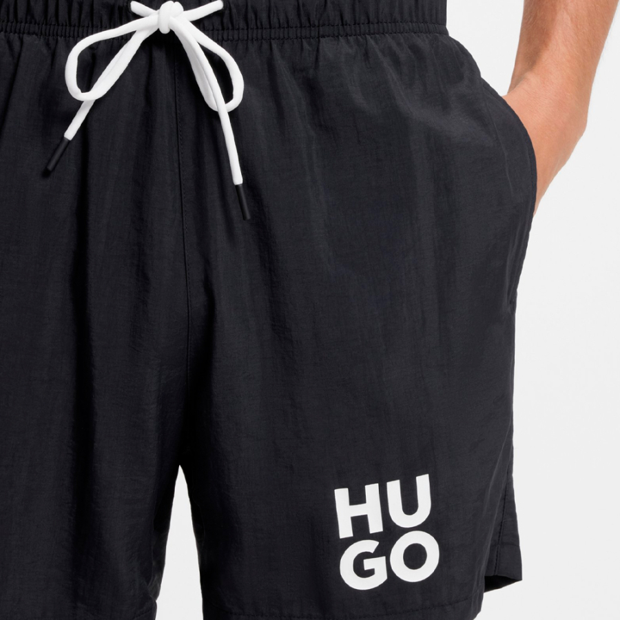 badeanzug-mit-gestapeltem-logo