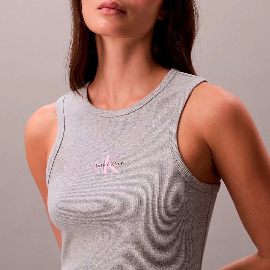 midikleid-mit-monogramm-rippstrick-und-spaghettitragern