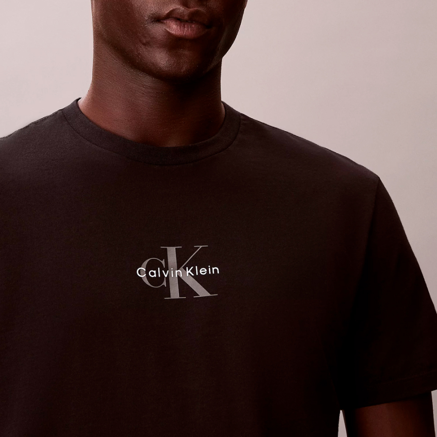 t-shirt-con-monogramma-e-logo