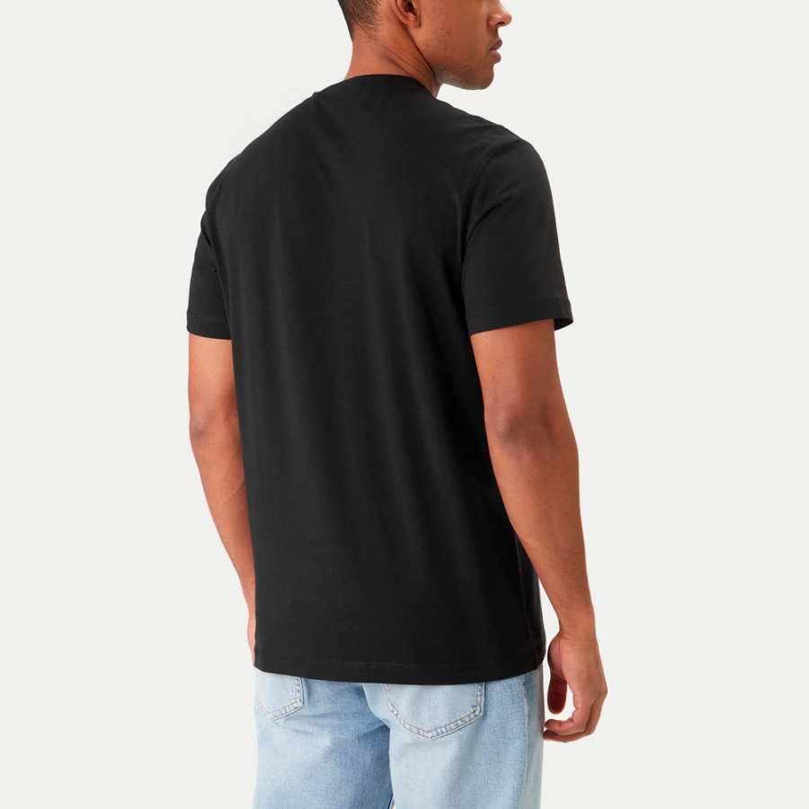 camiseta-com-logotipo-em-contraste