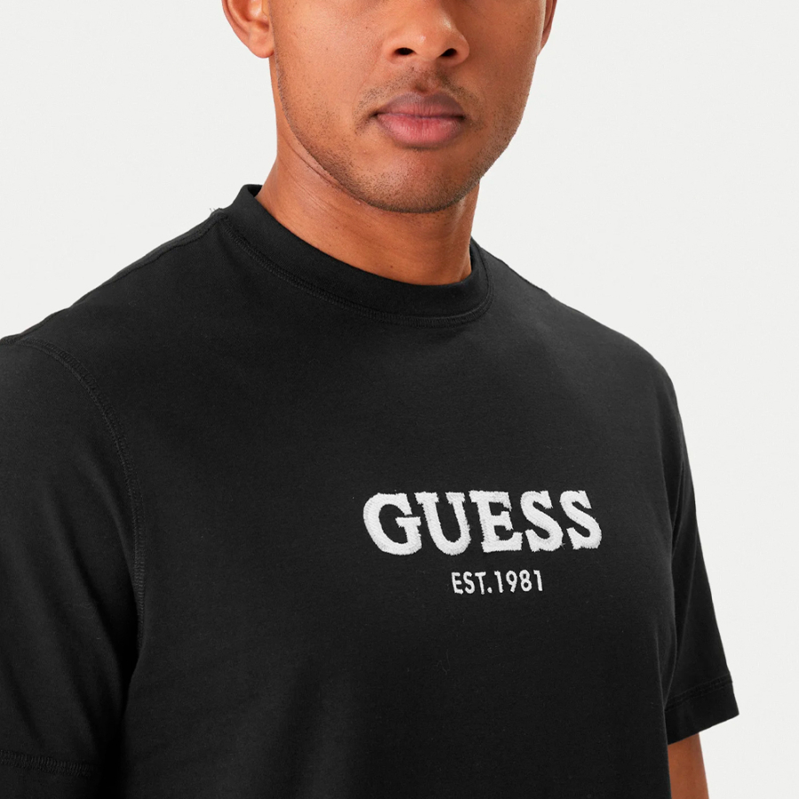 contrast-logo-t-shirt