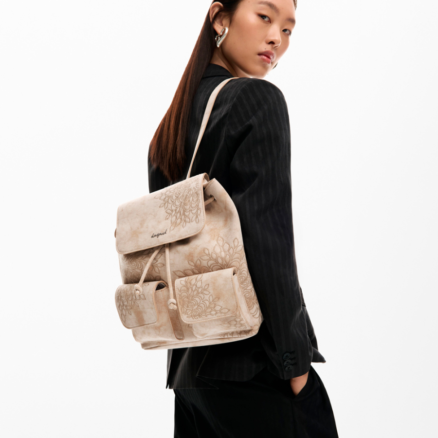 kleiner-bestickter-rucksack