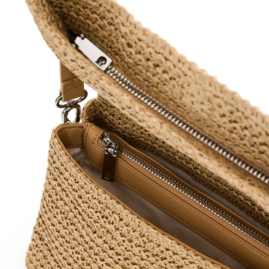 sac-en-raphia-de-taille-moyenne-avec-breloques sac-en-raphia-de-taille-moyenne-avec-breloques