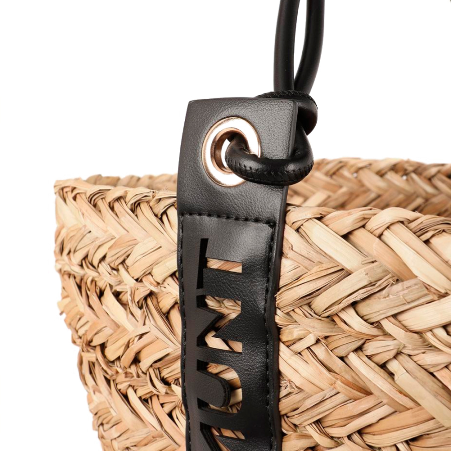 tasche-mit-logo-am-ausgestanzten-henkel