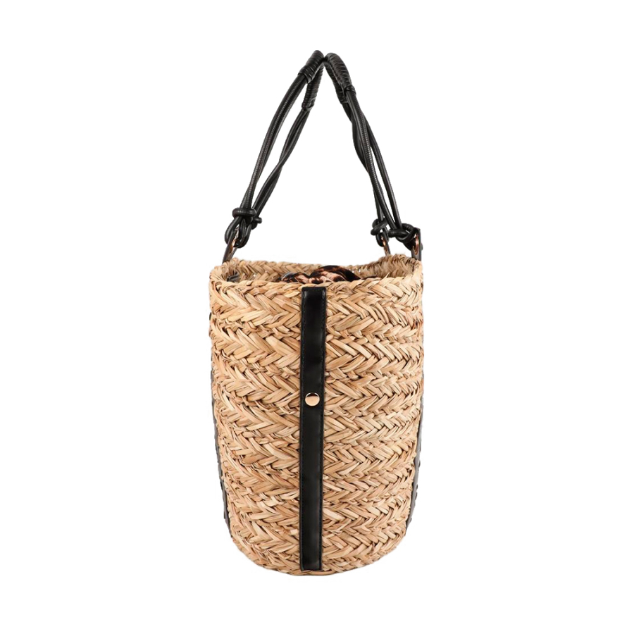 tasche-mit-logo-am-ausgestanzten-henkel