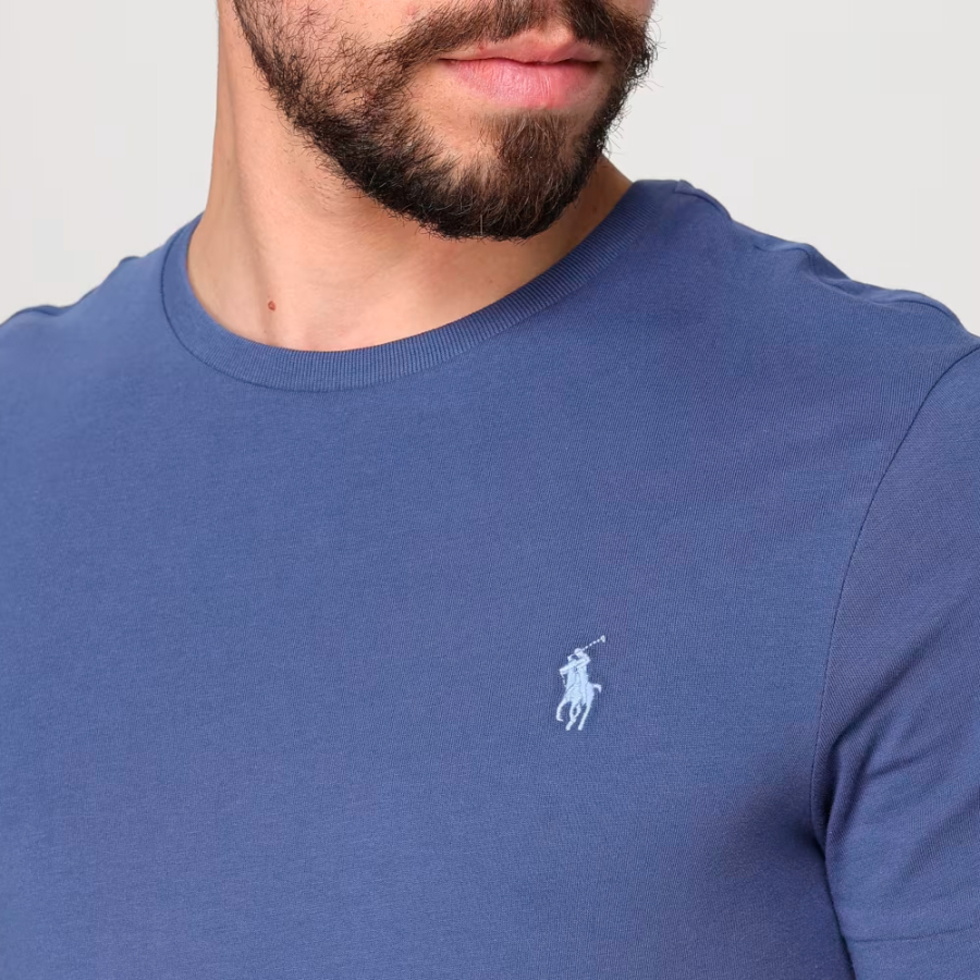 personalisiertes-t-shirt-mit-rundhalsausschnitt-und-tailliertem-schnitt