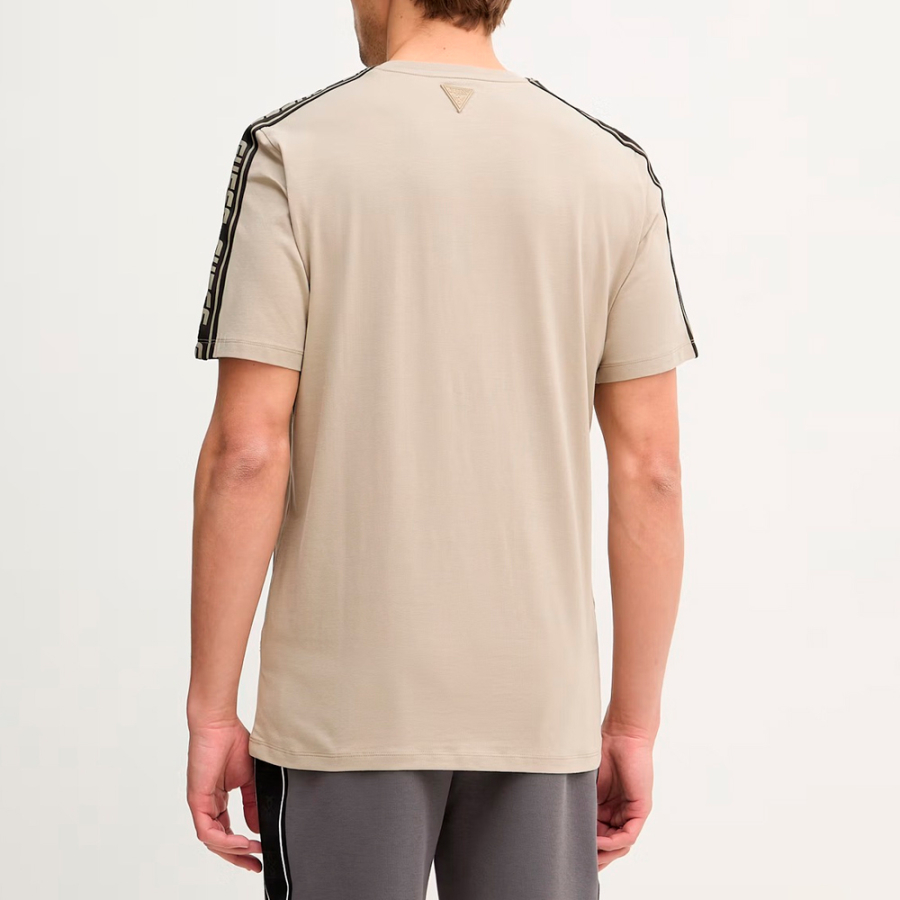 stretch-t-shirt-mit-logo-auf-der-vorderseite