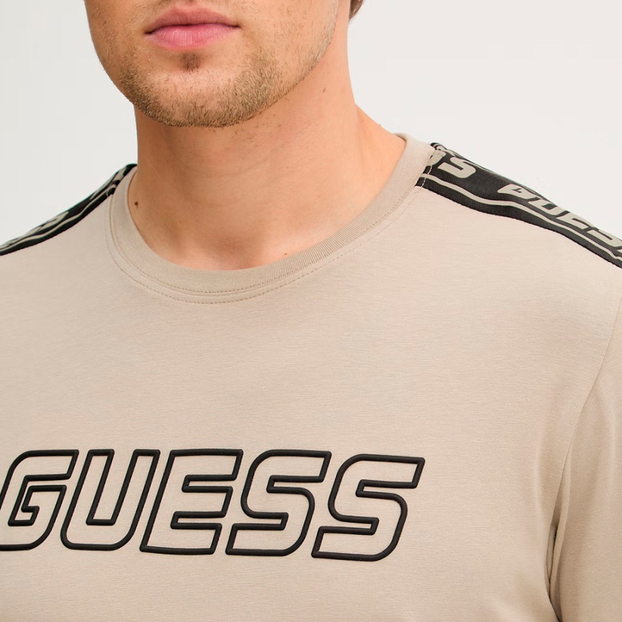 stretch-t-shirt-mit-logo-auf-der-vorderseite